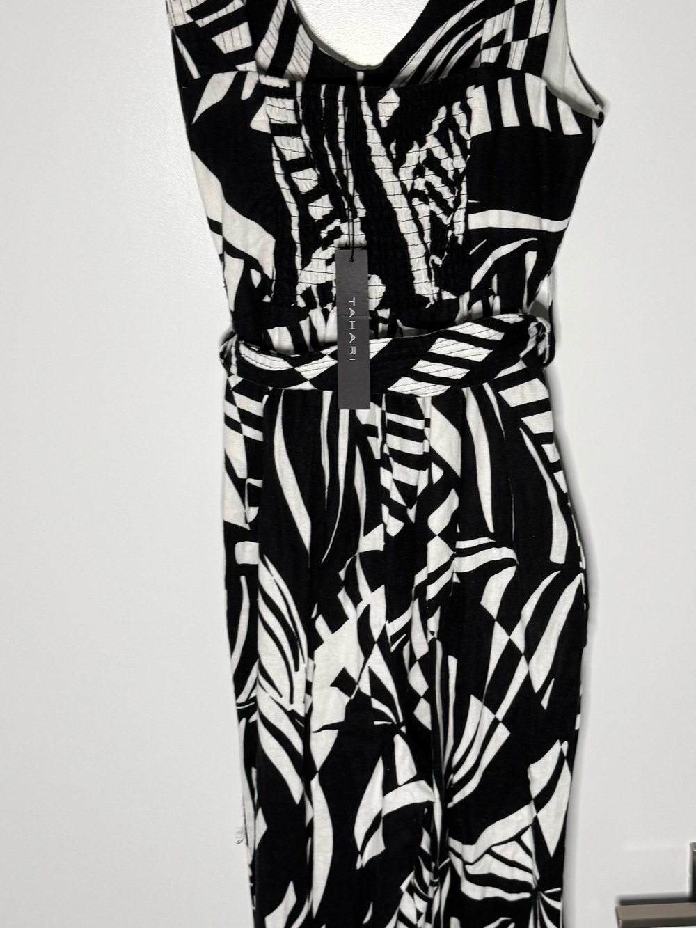 Tahari SIZE S Black & White Abstract Print jumpsuit with Belt